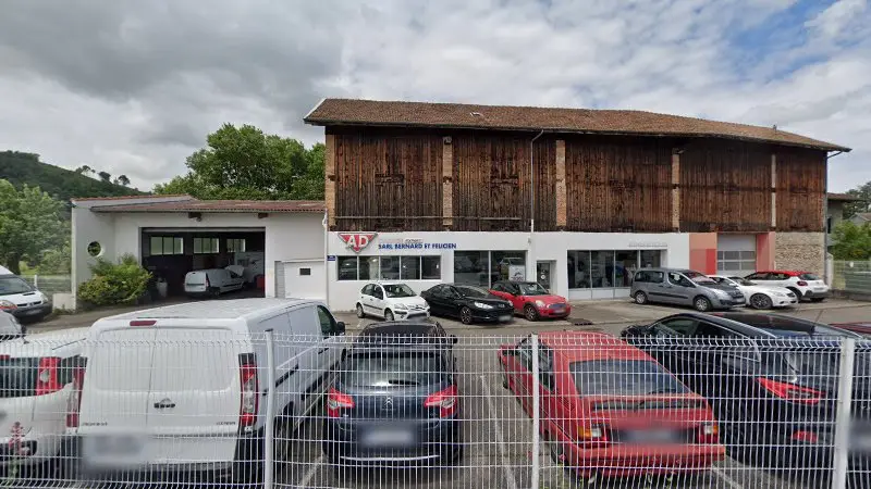 Vue de la rue devant SARL BERNARD ET FELICIEN - GARAGE DU CENTRE - Citroën, Chatte