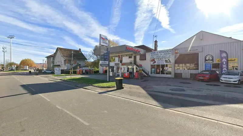 Vue de la rue devant Garage du Louhannais agent FIAT station TOTAL 7/7 24/24, Louhans