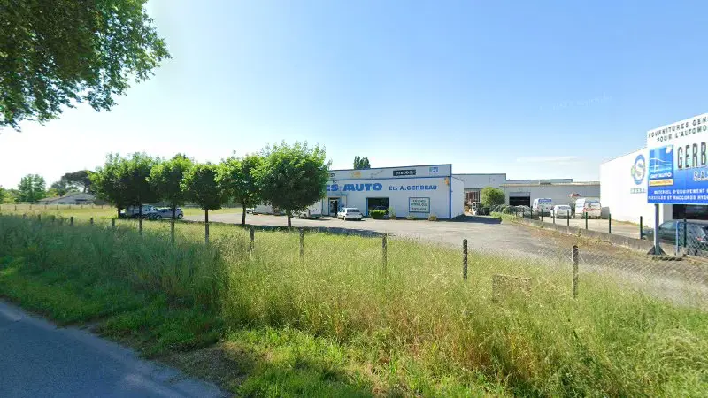 Vue de la rue devant GERBEAU Pieces Autos - Gefauto, Port-Sainte-Foy-et-Ponchapt