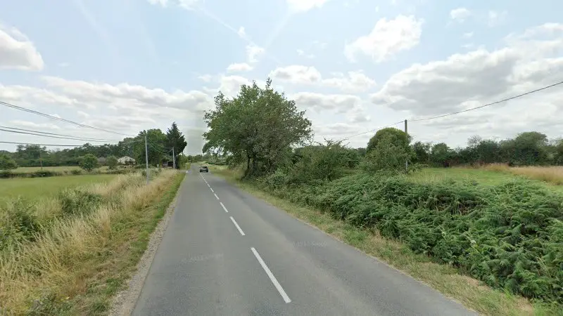 Vue de la rue devant Carrosserie Berson, Jublains