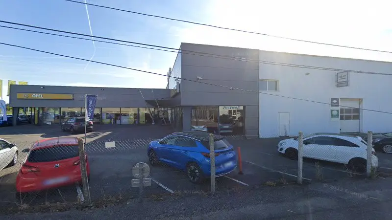 Vue de la rue devant AUTOMOBILES DE LA MADELEINE - CARROSSERIE D'ANGERVILLE, Angerville-la-Campagne