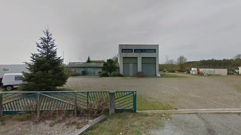 Vue de la rue devant Aquitaine Carrosserie Industrielle, Castets