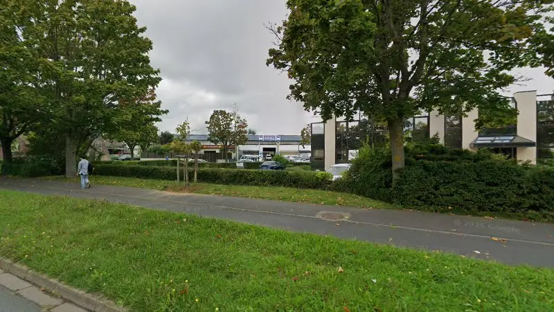 Vue de la rue devant AXIAL - SARL GARAGE HASTINGS, Caen