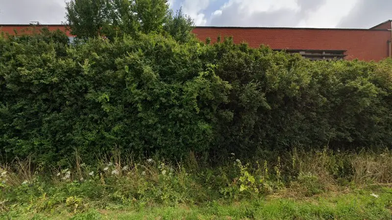 Vue de la rue devant AMS Carrosserie, Douai