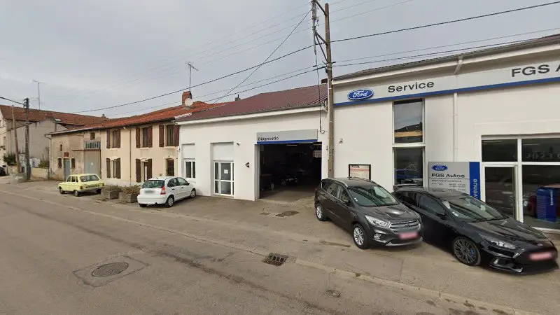 Vue de la rue devant Ford at FGS AUROS SARL, Charmes