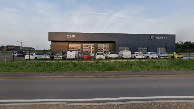 Vue de la rue devant Garage Schmitt Peugeot, Kœnigsmacker