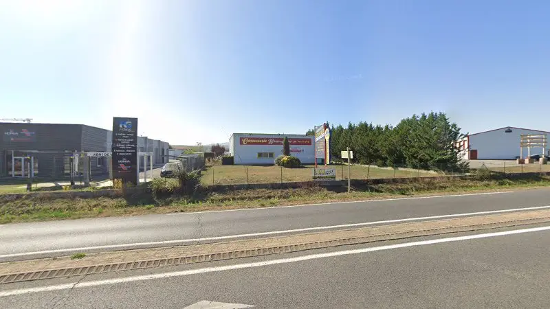 Vue de la rue devant Carrosserie Grangeon, Saint-Romain-le-Puy