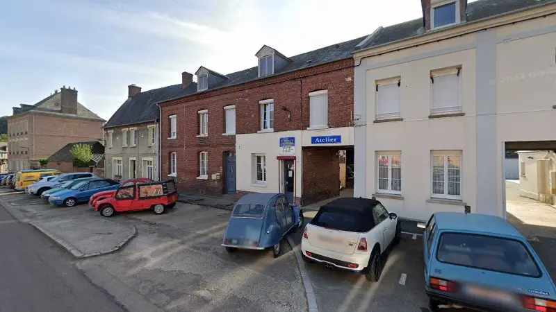Vue de la rue devant Atelier Des Vieux Pistons, Longueville-sur-Scie