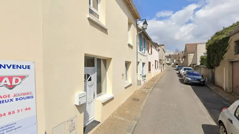 Vue de la rue devant Garage DU VIEUX BOURG, Cernay-la-Ville