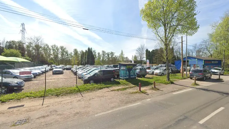 Vue de la rue devant FRANCE AUTO 71, Montceau-les-Mines