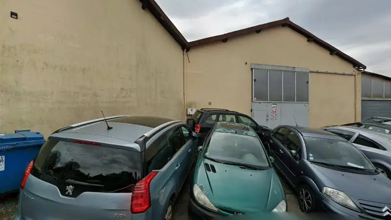 Vue de la rue devant garage Abbou Ahmed, Condat-sur-Vienne