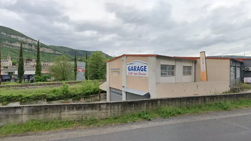 Vue de la rue devant Millau Moteurs Carrière Jacky, Millau