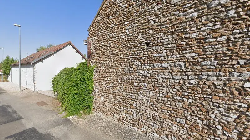 Vue de la rue devant Chaufour Auto-Service, Chaufour-lès-Bonnières