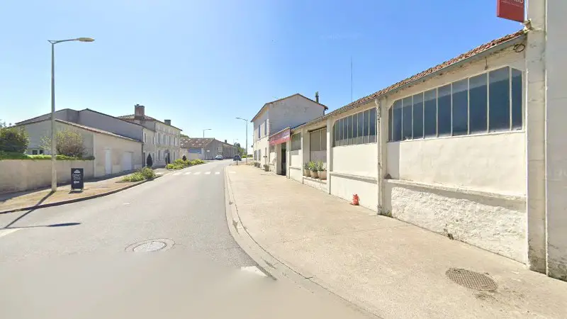Vue de la rue devant Garage Planty, Loulay
