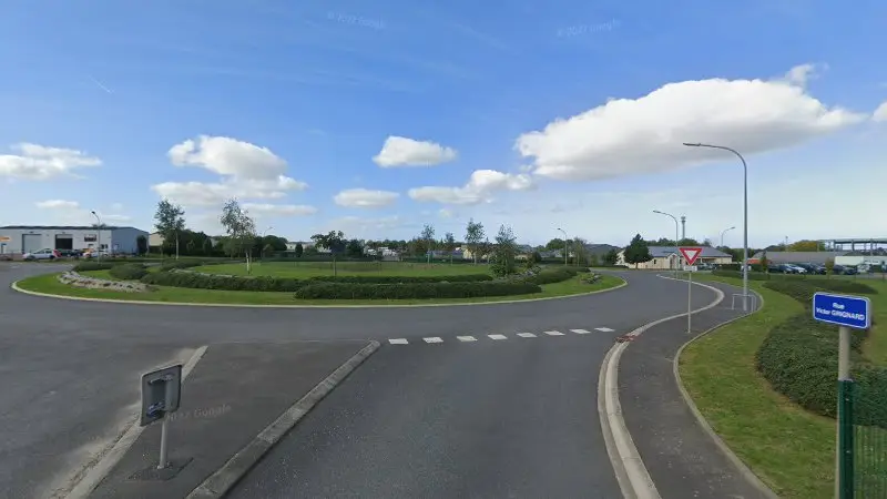 Vue de la rue devant ACC spécialiste BMW / Porsche, Douvres-la-Délivrande