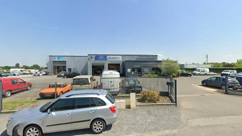 Vue de la rue devant TOP CARROSSERIE - GARAGE GILBERT, Beaumont-sur-Sarthe