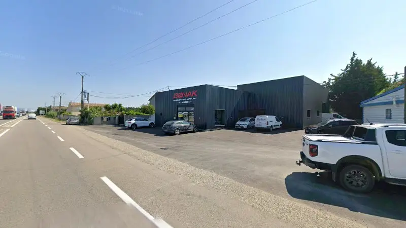 Vue de la rue devant Garage Du Pélican, Montélimar