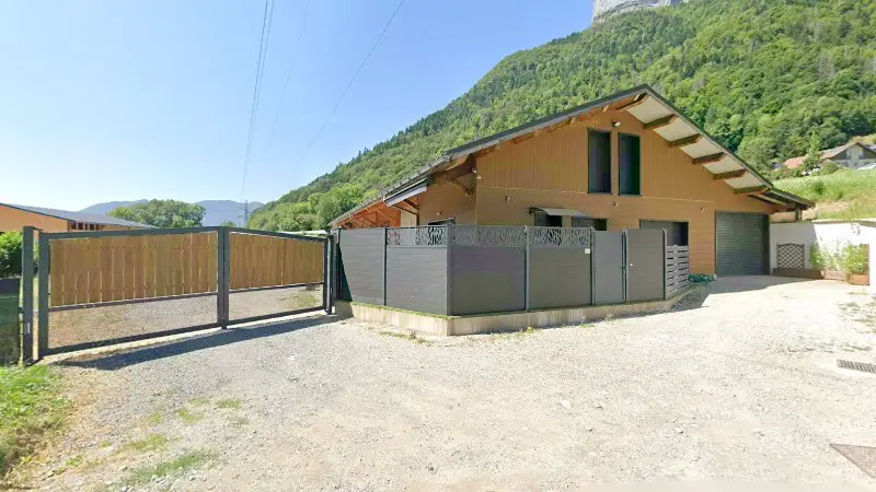 Vue de la rue devant GARAGE PREMIER - ATELIER SERVICES DES ARAVIS, La Balme-de-Thuy