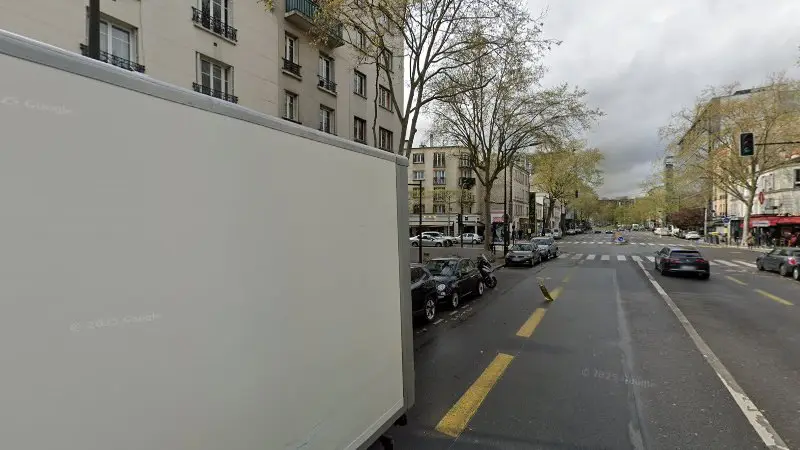 Vue de la rue devant France Pare-Brise - Chez First Stop, Boulogne-Billancourt