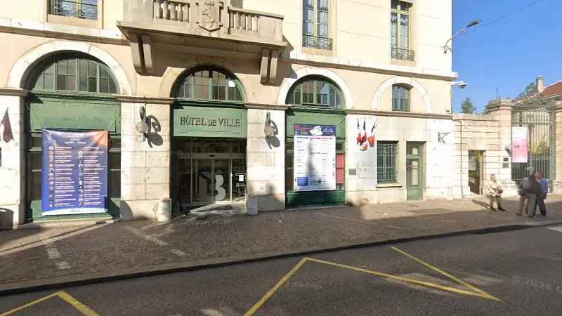 Vue de la rue devant Agragami bike service, Belley