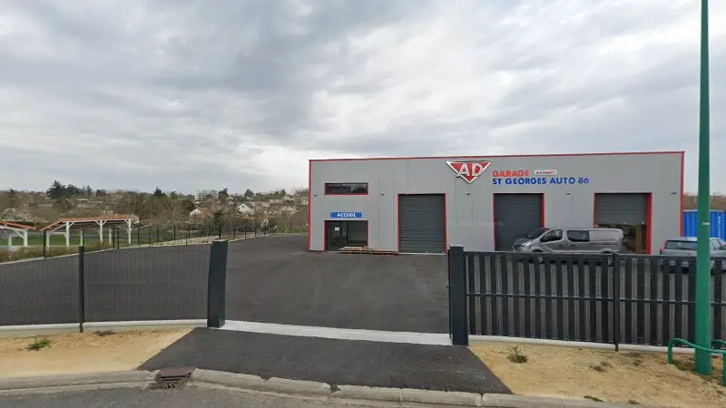 Vue de la rue devant Ad Garage Expert St Georges Auto 86, Saint-Georges-lès-Baillargeaux