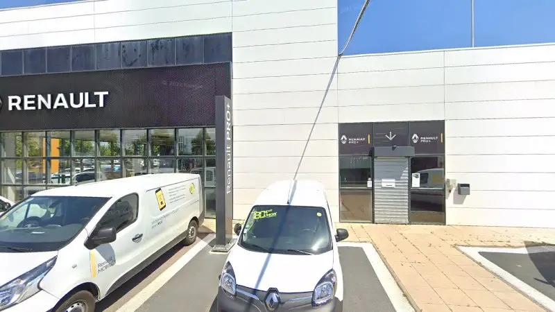Vue de la rue devant DACIA LYON EST - RRG Service, Vaulx-en-Velin