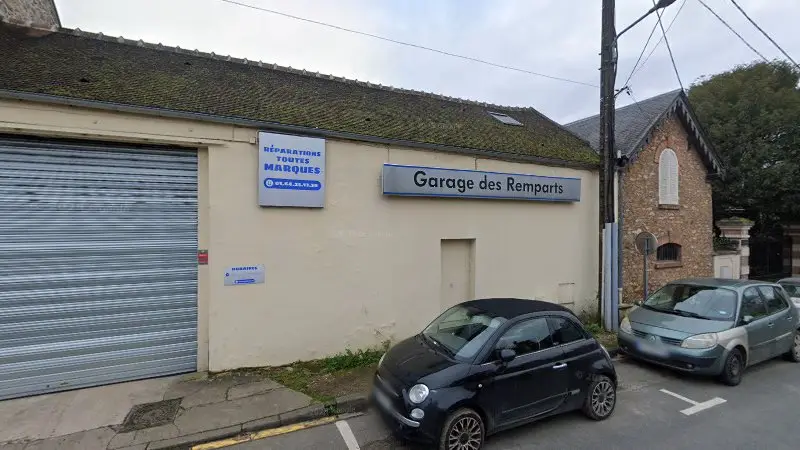 Vue de la rue devant Garage des Remparts, Rozay-en-Brie