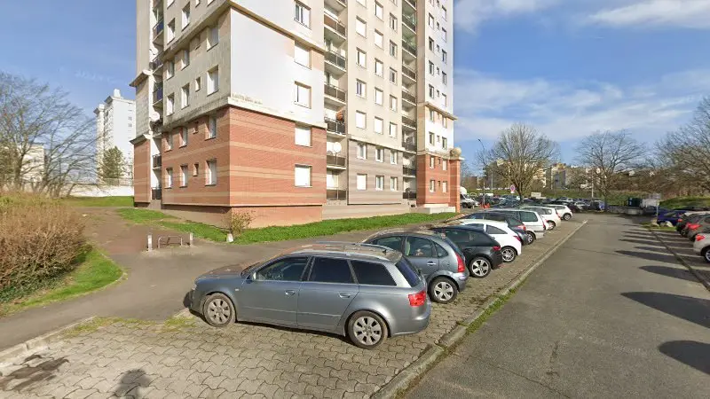 Vue de la rue devant Île de France, Melun