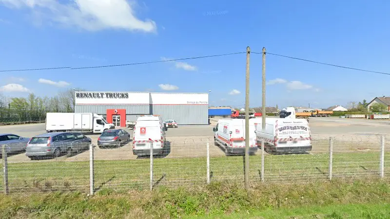 Vue de la rue devant Renault Trucks Services, Val-au-Perche