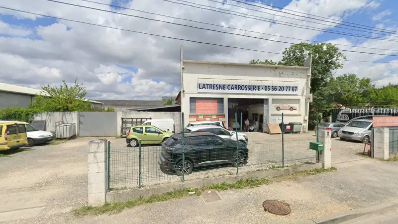 Vue de la rue devant Latresne Carrosserie, Latresne