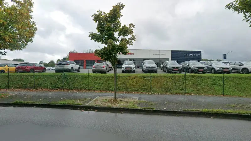 Vue de la rue devant GARAGE R. CHAMBRAUD ET FILS - Citroën, La Souterraine