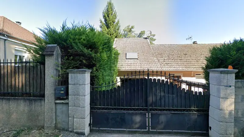 Vue de la rue devant Garage Deparis, Évry-Grégy-sur-Yerre