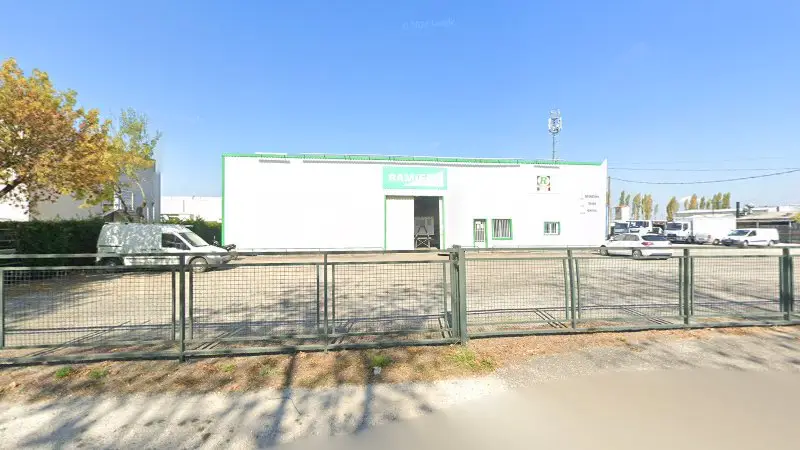 Vue de la rue devant Ramière Carrosserie Industrielle, Revel
