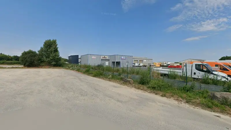Vue de la rue devant Carrosserie CTID, Tinténiac