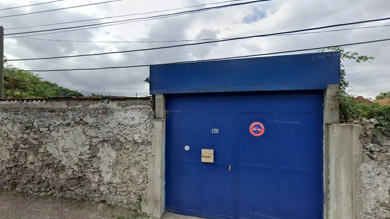 Vue de la rue devant garage mb diagnostic, Montreuil
