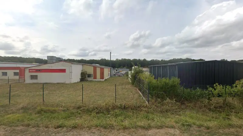 Vue de la rue devant Carrosserie ROJAT, Ligugé