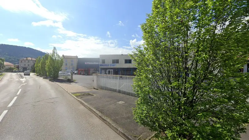 Vue de la rue devant LM Auto-Pièces, Brives-Charensac