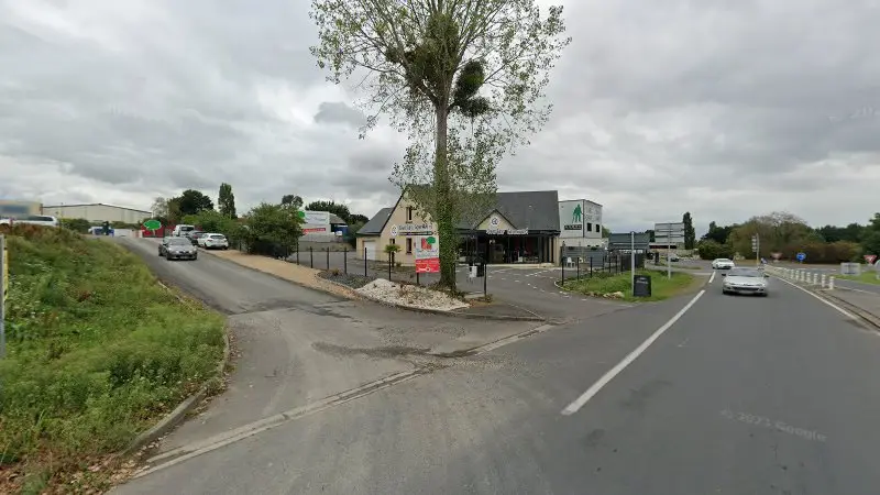 Vue de la rue devant Carrosserie Avranches Motors, Saint-Quentin-sur-le-Homme