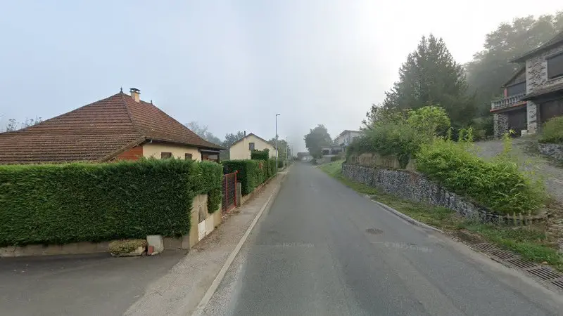 Vue de la rue devant Rivemale, Livinhac-le-Haut