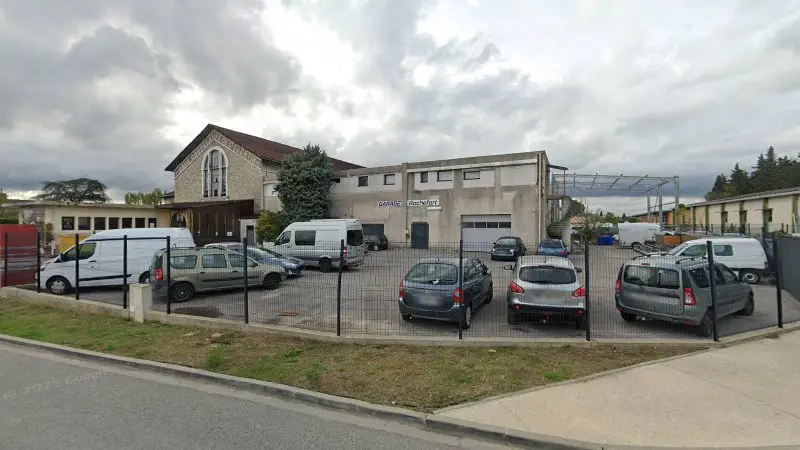 Vue de la rue devant Garage Rochefort, Saint-Quentin-la-Poterie