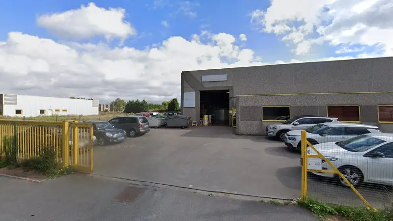 Vue de la rue devant Garage de l'épinette, Nieppe