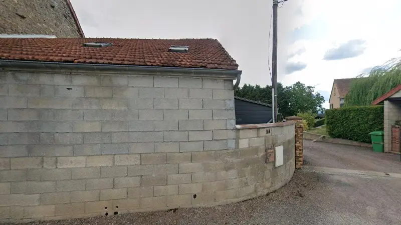 Vue de la rue devant Garage de Fontaine, Magnien