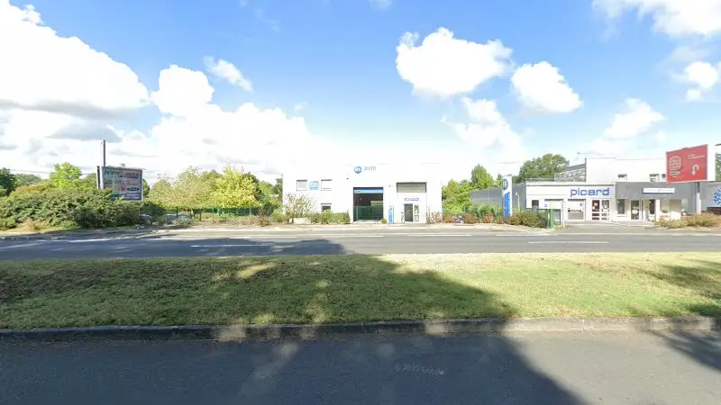 Vue de la rue devant AS Autosécurité Contrôle Technique SAUMUR CEDEX, Saumur