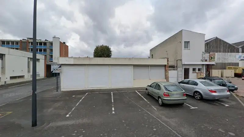 Vue de la rue devant HB International Garage AutoPrestige, Anzin