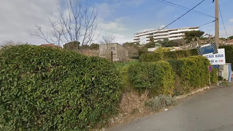 Vue de la rue devant Nouvel Etablissement Rainaldi - Casse Auto, Marseille