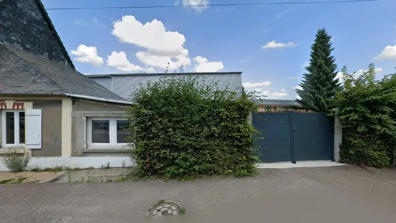 Vue de la rue devant GARAGE PERCHEY Mercedes Benz, Yvetot