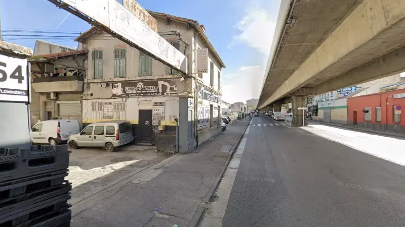 Vue de la rue devant Eurodisparts, Marseille
