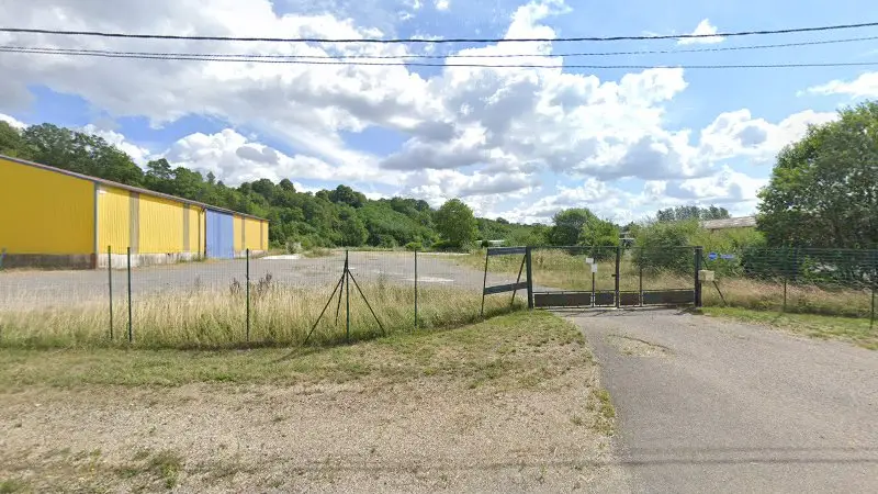 Vue de la rue devant Autopneus Varennes, Varennes-en-Argonne