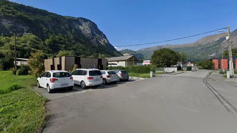 Vue de la rue devant DEKRA Poids Lourds, Saint-Jean-de-Maurienne