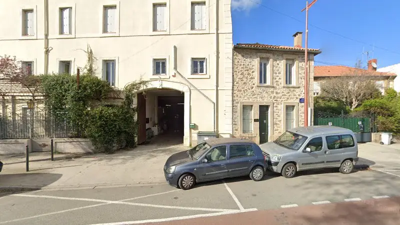Vue de la rue devant Carrosserie De La Gare, Lézignan-Corbières